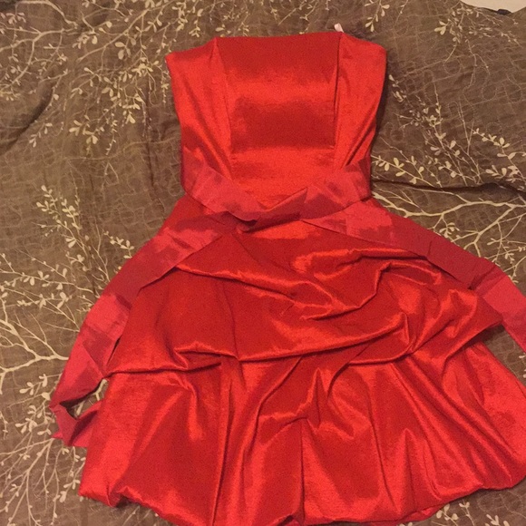 Red dress - Picture 1 of 2